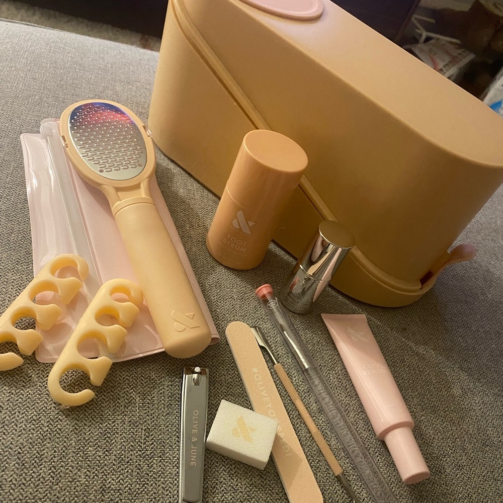 NEW Olive & June pedicure kit